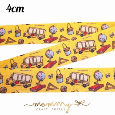 Cinta con diseño autobus escolar en fondo amarillo